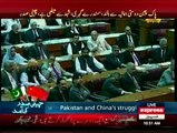 Opposition leader Khursheed Shah presenting note of thanks to President Xi Jinping
