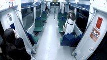 Une fillette possédée terrorise les passagers du métro : caméra cachée flippante!