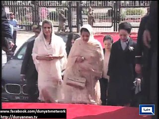 Dunya News - Begum Kulsoom Nawaz welcomes Peng Liyuan at Parliament House