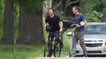 Brad Pitt en bicicleta por Ninth Ward en New Orleans