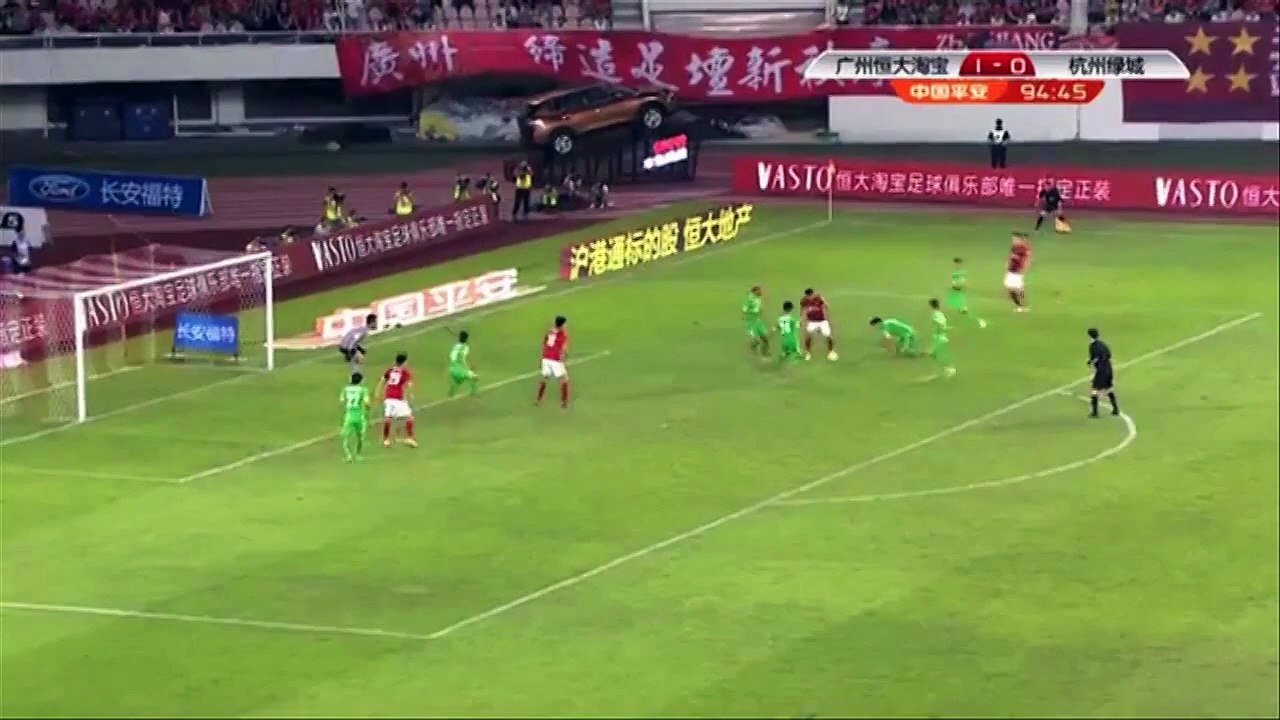 Il enchaîne les dribbles dans la surface de réparation