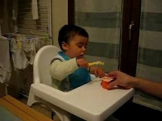 je mange tout seul!!