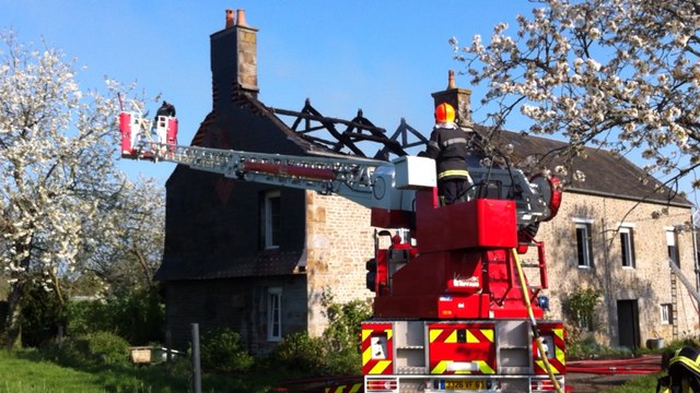 Une maison ravagée par les flammes