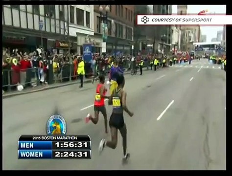 Finish de Caroline Rotich lors du Marathon de Boston 2015
