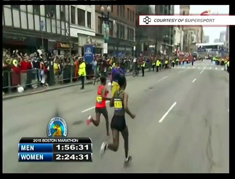 Finish de Caroline Rotich lors du Marathon de Boston 2015