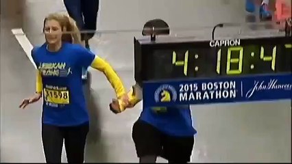 Rebekah Gregory, survivante des attentats franchit la ligne d'arrivée du marathon de Boston