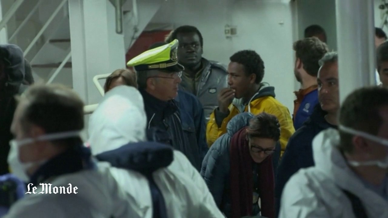 Les migrants rescapés arrivent en Sicile