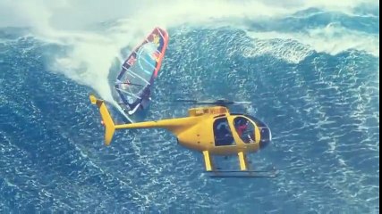 Avustralyalı rüzgar sörfçüsü Jason Polakow, dev dalgalara meydan okuyor..