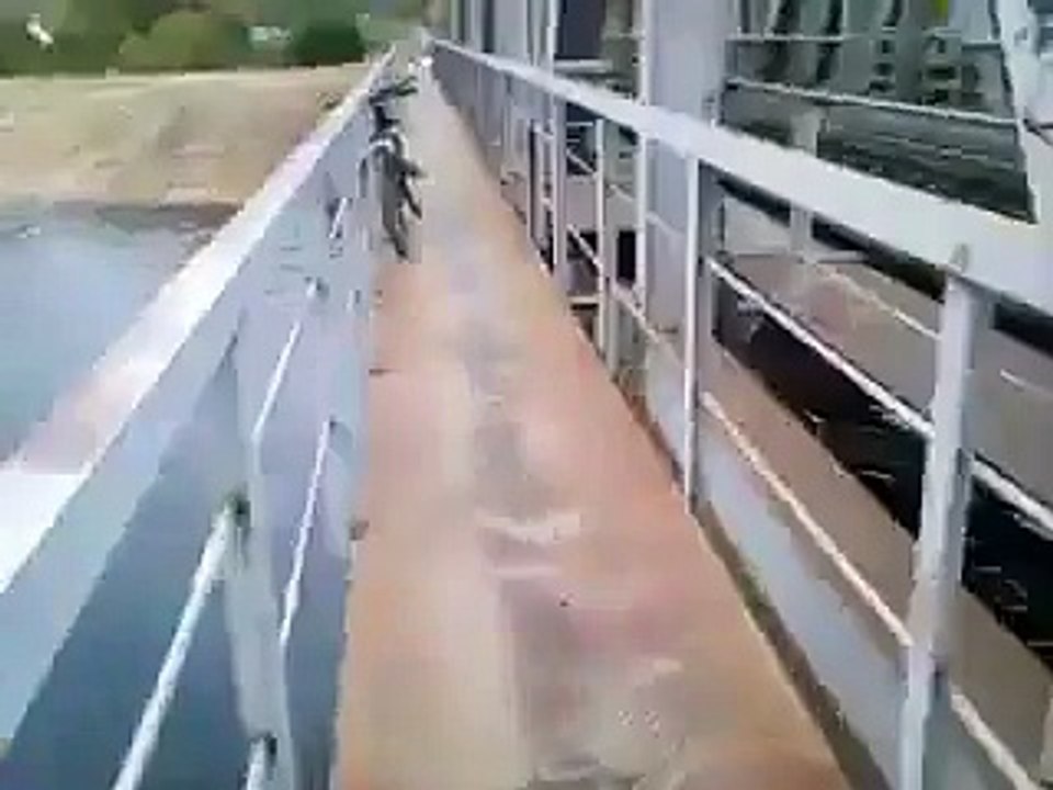 4FUCKR MOD WIRD AUF BRÜCKE GEGRILLT