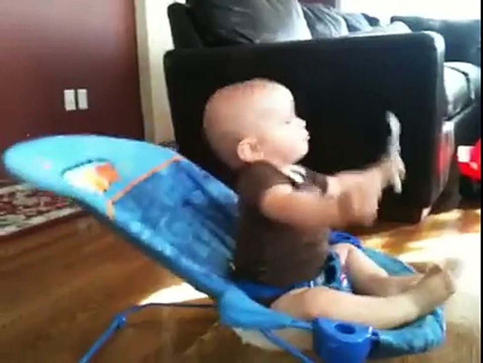 Marcus le bébé nous montre comment avoir des abdos en béton