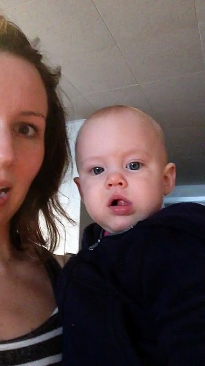 Bébé imite Rire maman