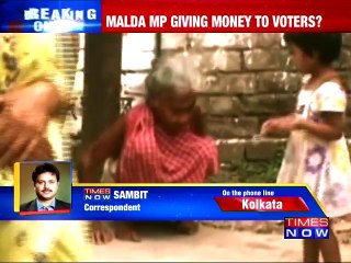 Malda Congress MP giving money to voters?