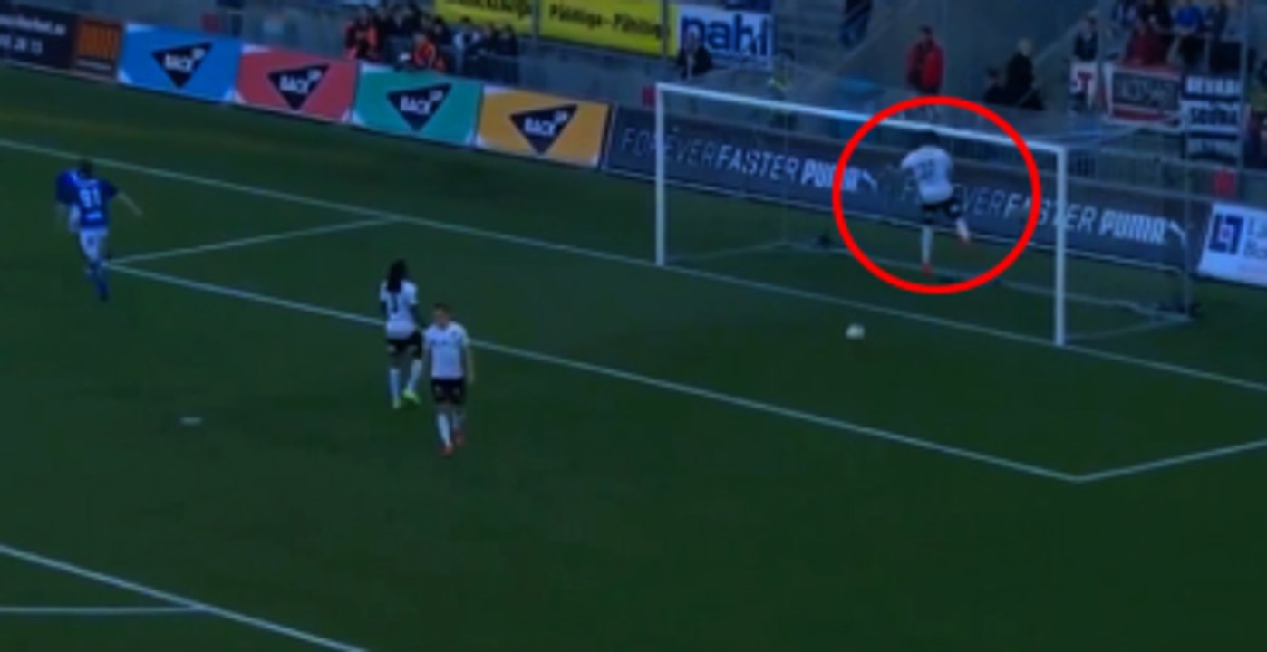 Takımına Kızan Futbolcu, Kale Direğine Kafa Attı