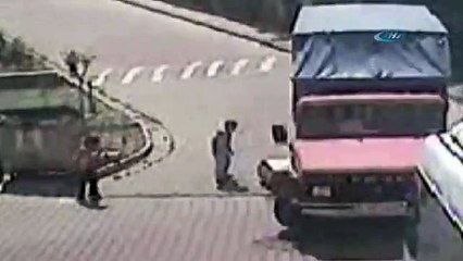 Oynarken kutuya giren çocuk kamyonetin altında kaldı