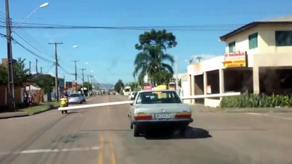 ¿La peor manera de llevar en coche una tubería?