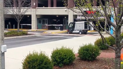 ¡Un carrito de golf descontrolado gira sin parar!