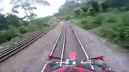 Rouler à moto sur des rails
