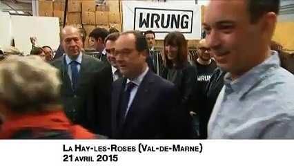 François Hollande se fait offrir un t-shirt à l'effigie de Jacques Chirac