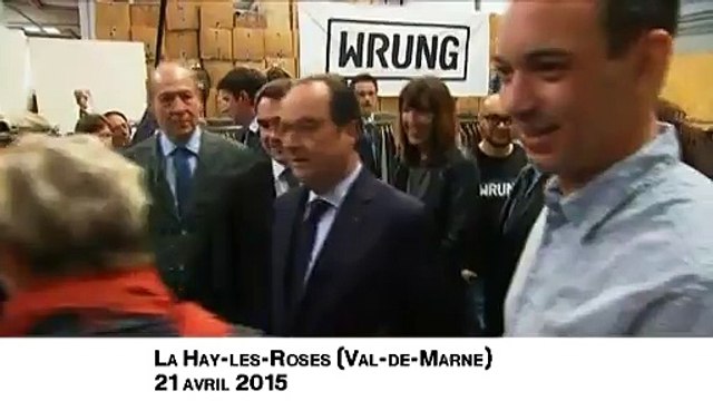 François Hollande se fait offrir un t-shirt à l'effigie de Jacques Chirac