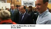François Hollande se fait offrir un t-shirt à l'effigie de Jacques Chirac