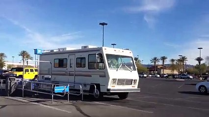 Un chien fait caca sur le tableau de bord d'un camping car