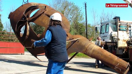 下载视频: Quimper. La sculpture Mémoires en passe d'être assemblée