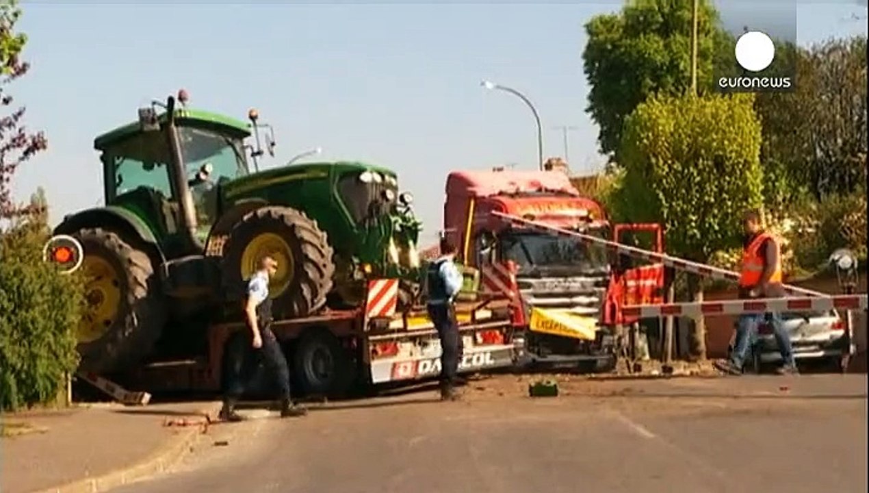 Frankreich: Zug kollidiert mit Schwertransporter