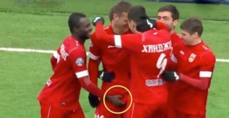 Arkadaşının Cinsel Organını Elleyen Futbolcu: Sakin Olun, Gay Değilim