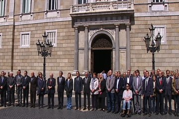 Minuto de silencio por el ataque en el Joan Fuster