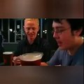 Il boit une pinte de bière cul sec en 2 secondes..