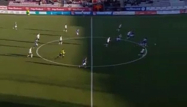 Il met un coup de boule à la barre transversale !!