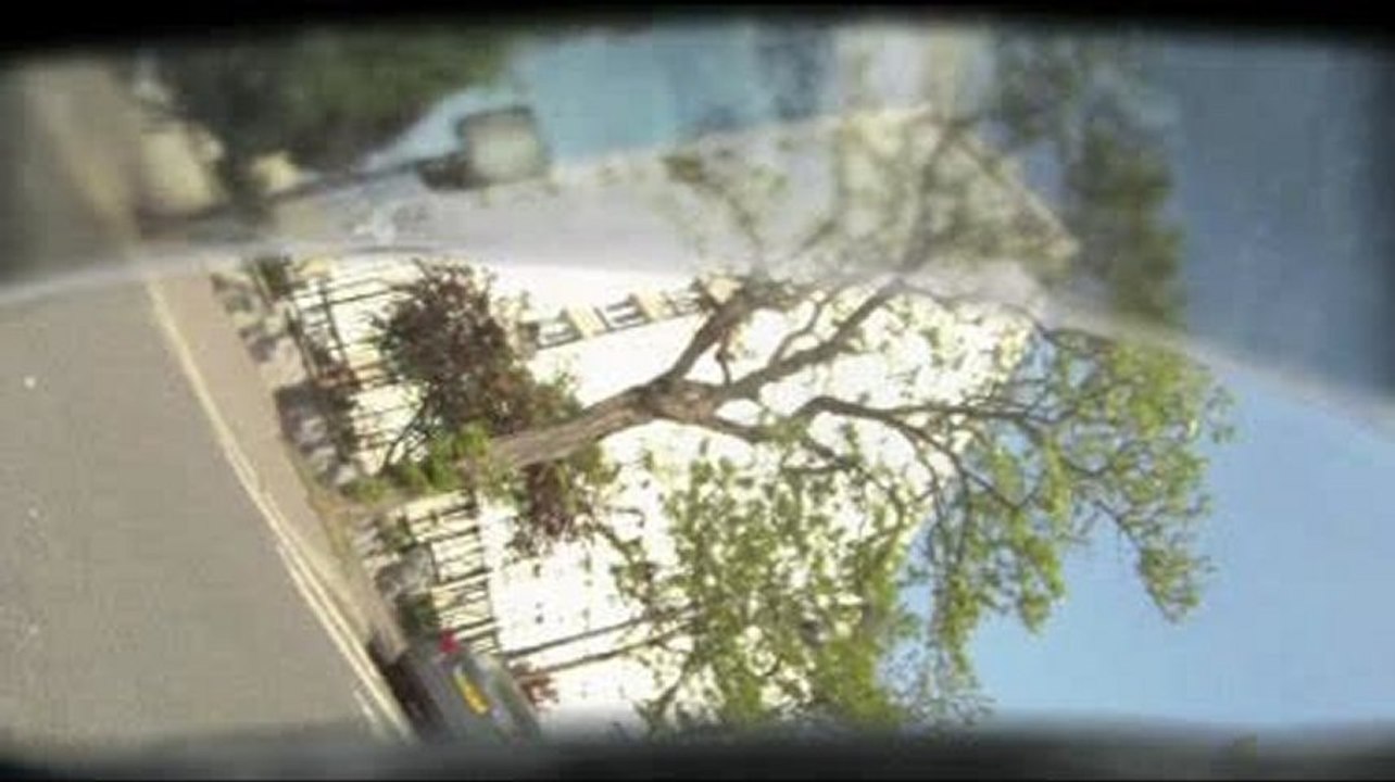 Une voiture qui déboite