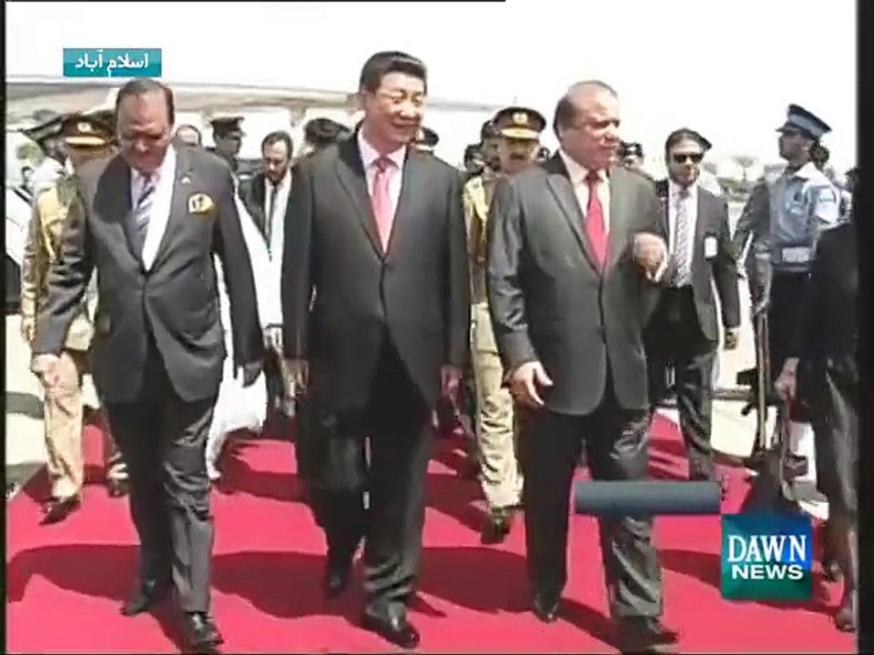 Traffic Police Stops Parliamentarians Cars - Watch What Salman Baloch(MQM) Saying 'MNA's Ko Paidal Chala Rahe Hein'