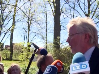 Jugé en Allemagne, l'ex-comptable d'Auschwitz demande "pardon" (2)