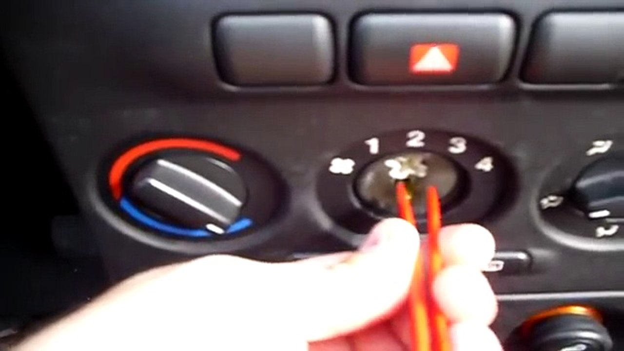 COMO CAMBIAR  BOMBILLA FUNDIDA EN CONSOLA CENTRAL OPEL ZAFIRA Y OPEL ASTRA