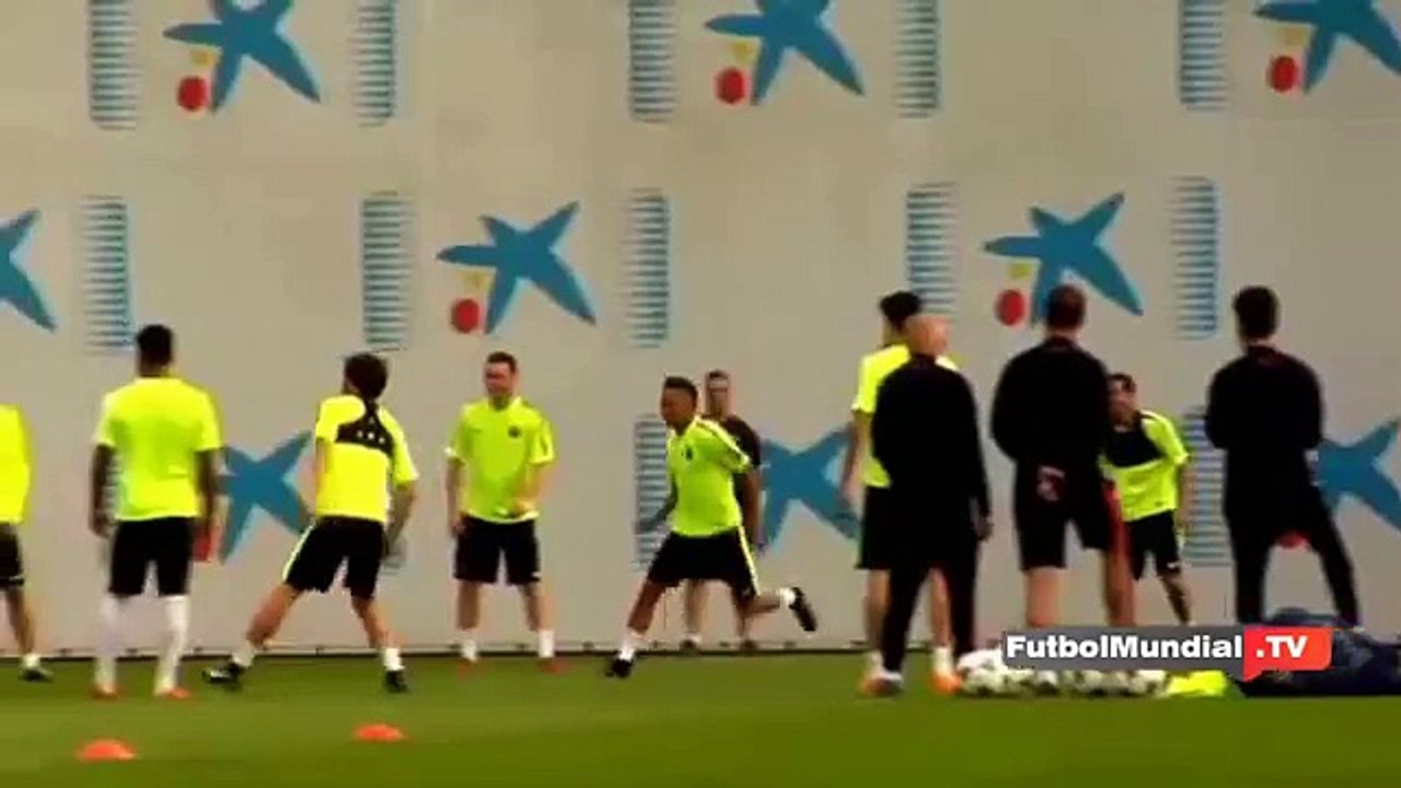 Neymar golpea a Luis Suarez en los genitales Entrenamiento del Barcelona 20.04.2015
