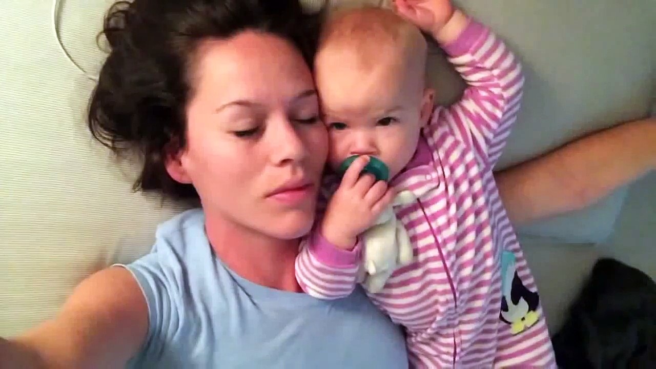 малышка пытается разбудить свою маму