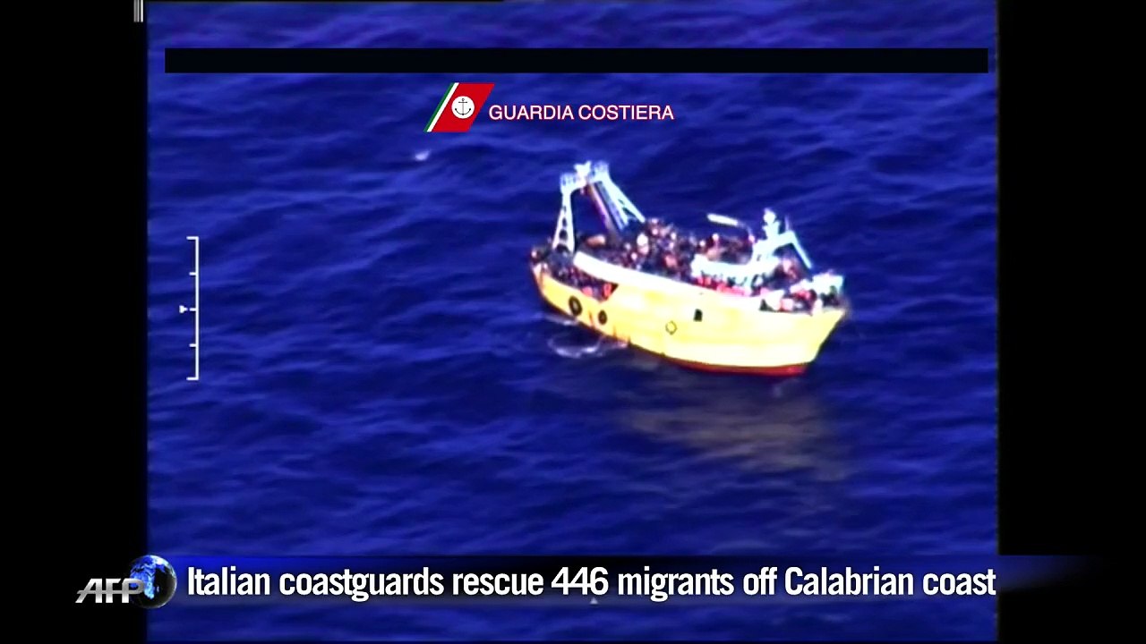 Italian coastguards rescue 446 migrants off Calabrian coast