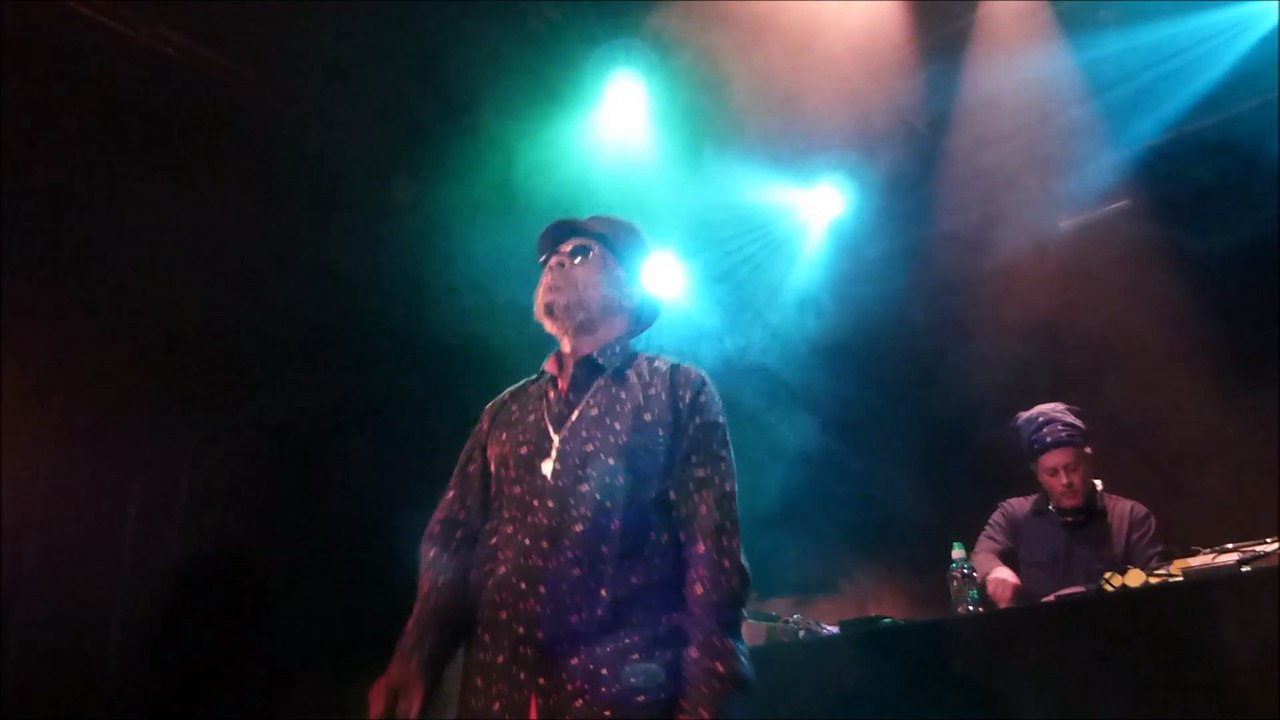 Johnny Osbourne backed by Fatta (Soul Stéréo) a l'Akwaba - Truths And Rights (live)