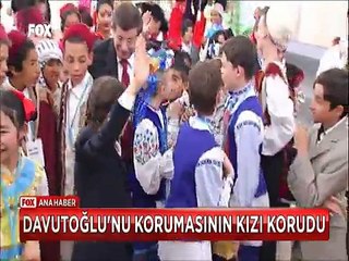 Dünya çocukları Ak Saray'da Davutoğlu'nu korumasının kızı korudu