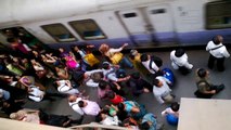 Women Boarding Crowded Mumbai Local Train Compilation India 2014 [HD VIDEO]