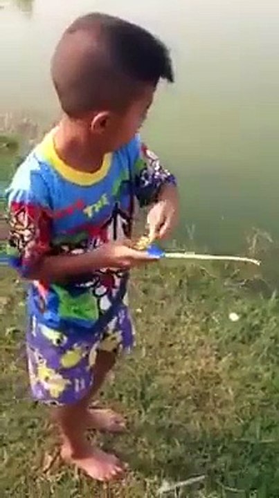 Ce enfant réussit un exploit avec sa canne à pêche jouet !