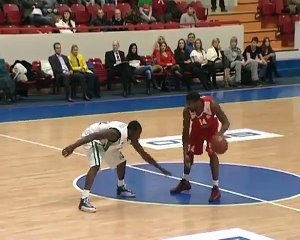 Cet entraineur a aidé son équipe à marquer ... ni vu ni connu ... ou presque !