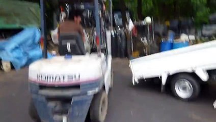 Arriveriez-vous à mettre 2 camionnettes dans un conteneur ? Ils en ont mis 5 !