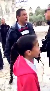 How Bravely This Muslim Girl Stand In Front Of Jews At Temple Mount