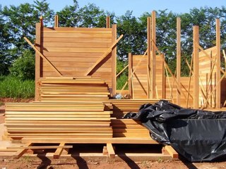 Construção de uma casa de madeira em São Paulo