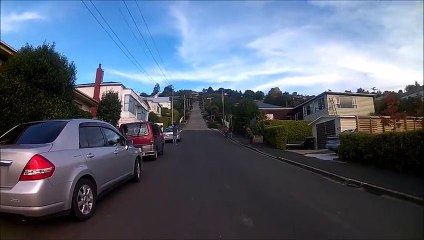 3 dingues dévalent la route la plus raide du monde ... avec des tricycles !!!