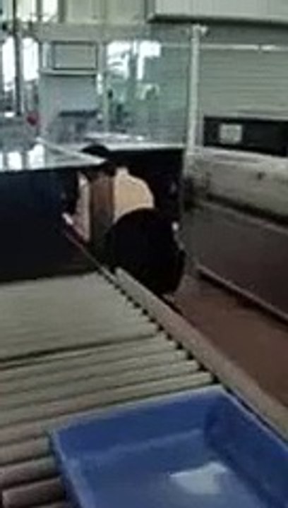 Vigilante aeropuerto con Iphone