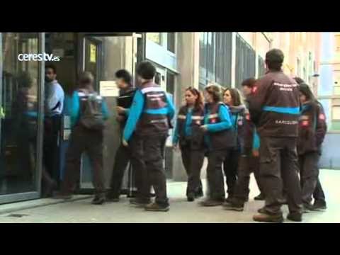 Los alumnos del IES Fuster guardan cinco minutos de silencio en el patio, tras el asesinato de ayer