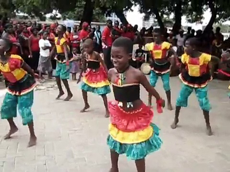 Ghanaian children for President Mills - African dance.wmv